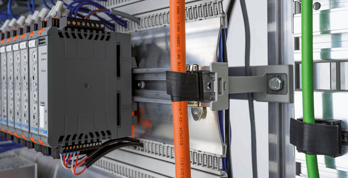 Guidage de câble sans outils dans l'armoire électrique - Lütze AG